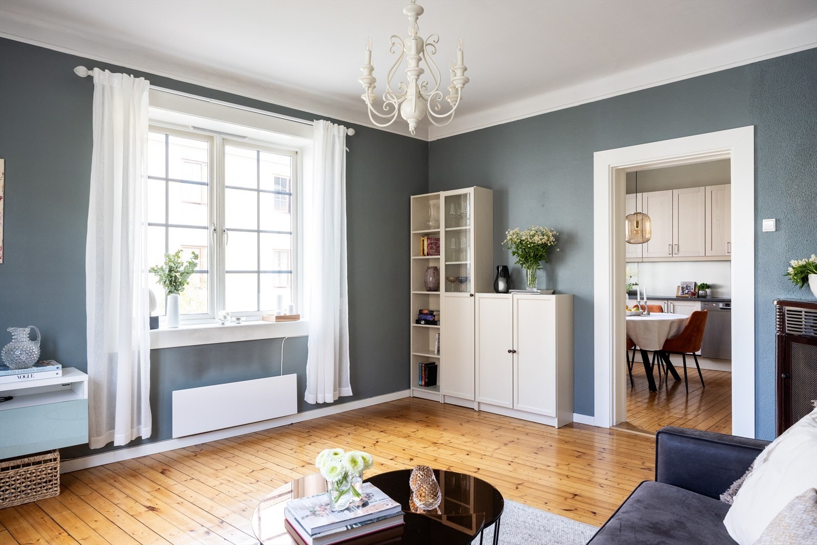 Dette rommet fremstår som romslig og åpent med store vindusflater og god takhøyde - alt dette er med på å skape et godt og sosialt oppholdsrom med flott atmosfære. Galleribilde