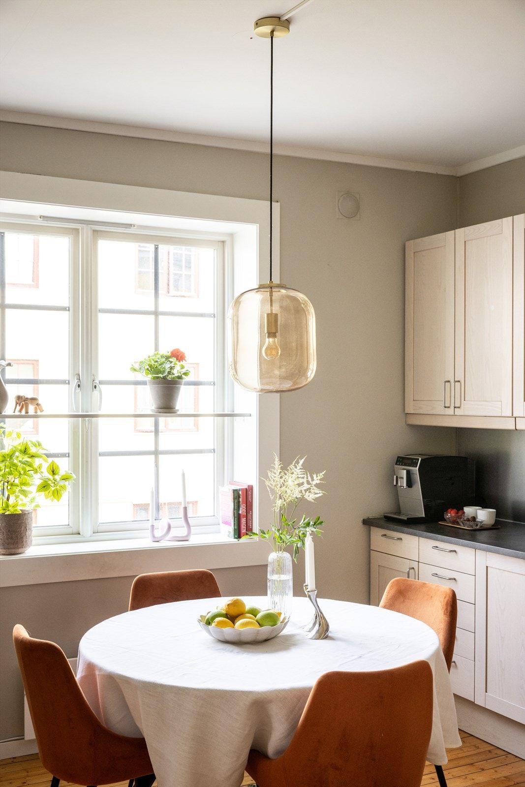 God plass til å invitere gjester på middagsbesøk og ha koselige stunder rundt middagsbordet. Galleribilde