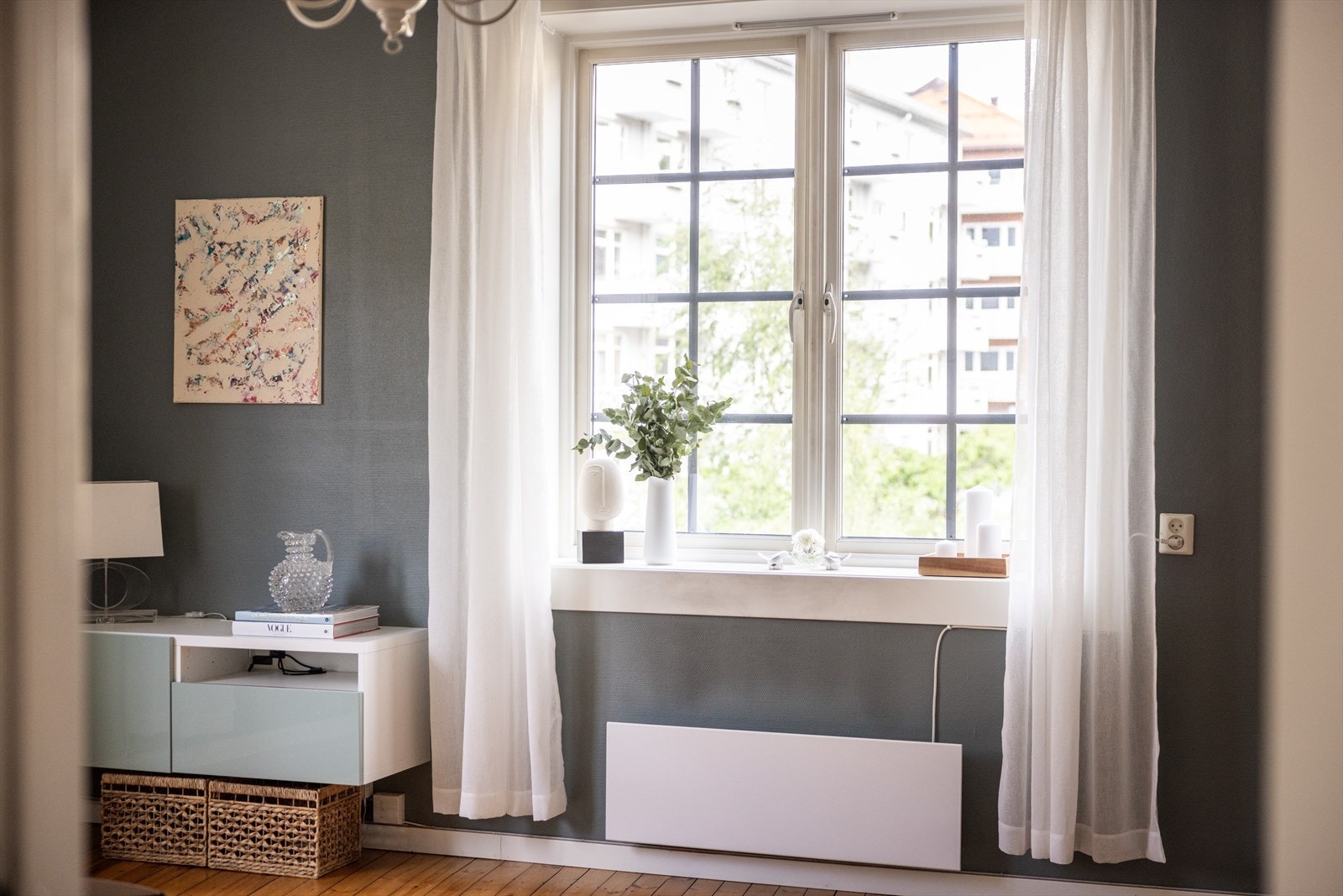 Stuen er lys og luftig med store vindusflater som sørger for rikelig med innslipp av naturlig lys. Galleribilde