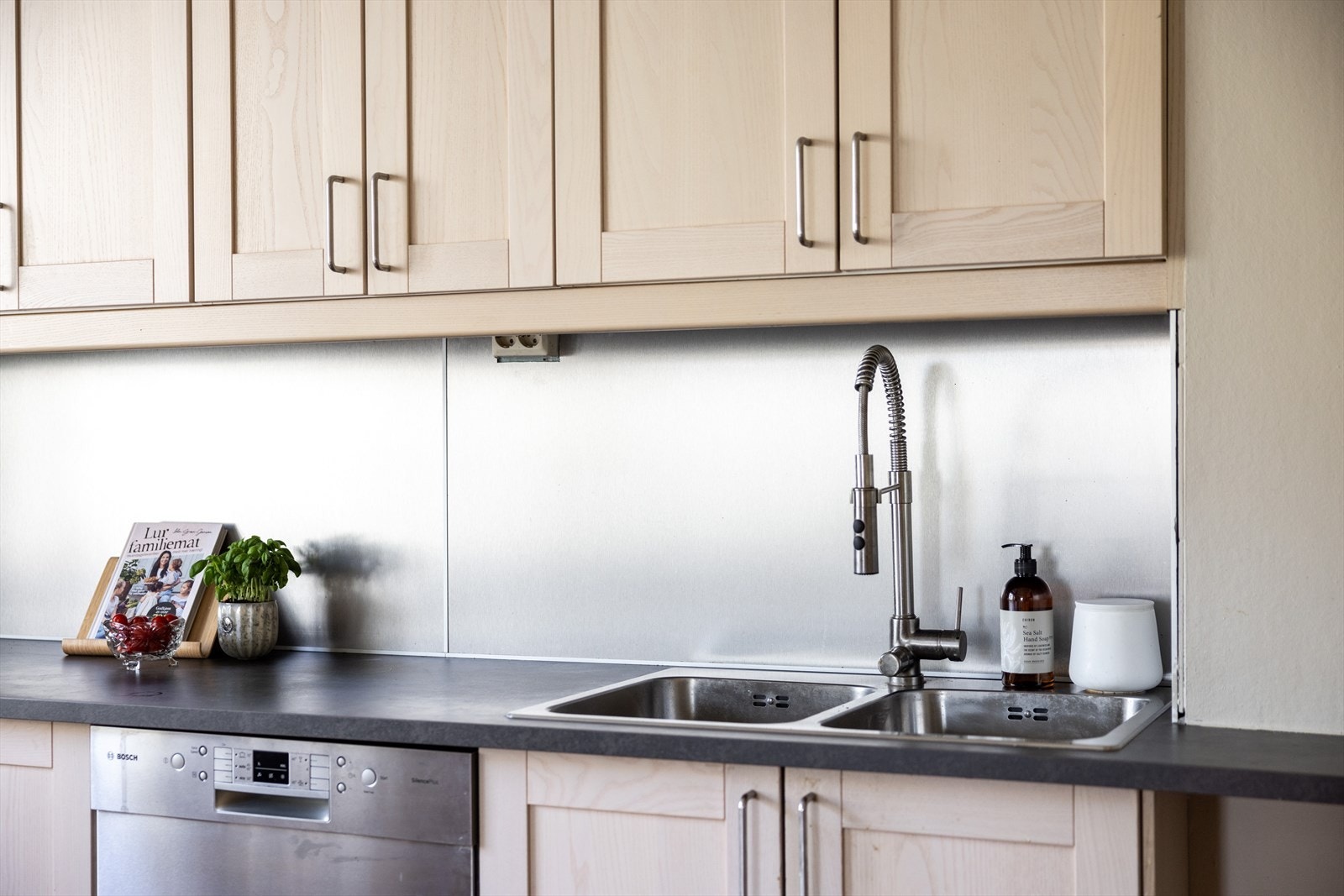 Videre er kjøkkenet utstyrt med integrert platetopp og stekeovn. Det er kullfilterventilator over kokeplass. Galleribilde