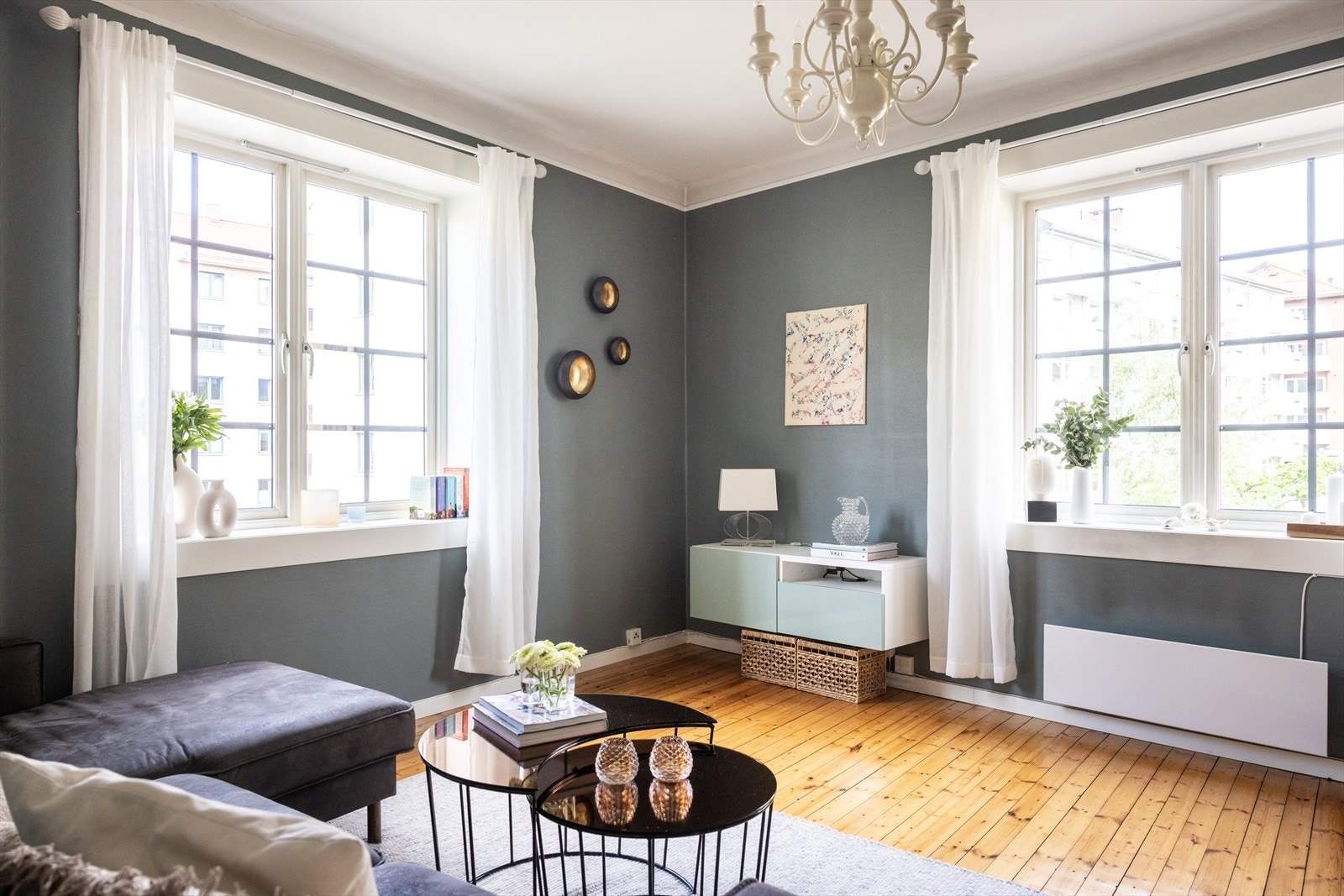 Åpen og tiltalende stue med god plass til sofagruppe og tilhørende møbler. Galleribilde