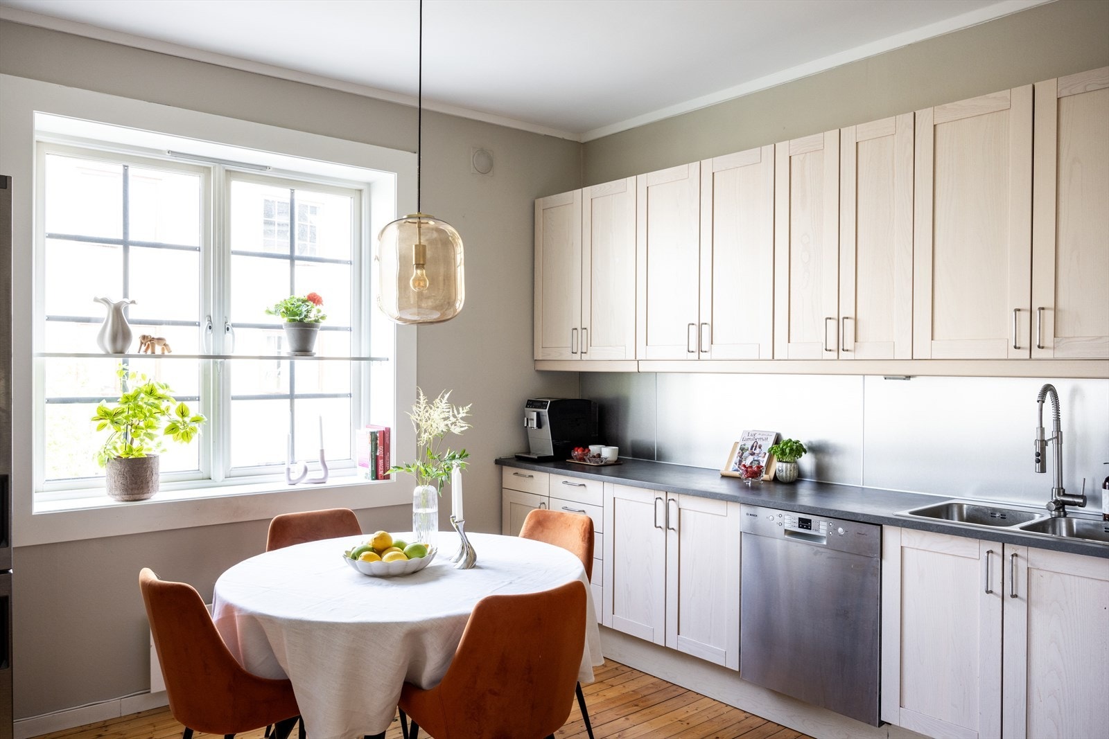 En lys og sjarmerende 2-roms leilighet med generøs takhøyde og store vindusflater. Galleribilde