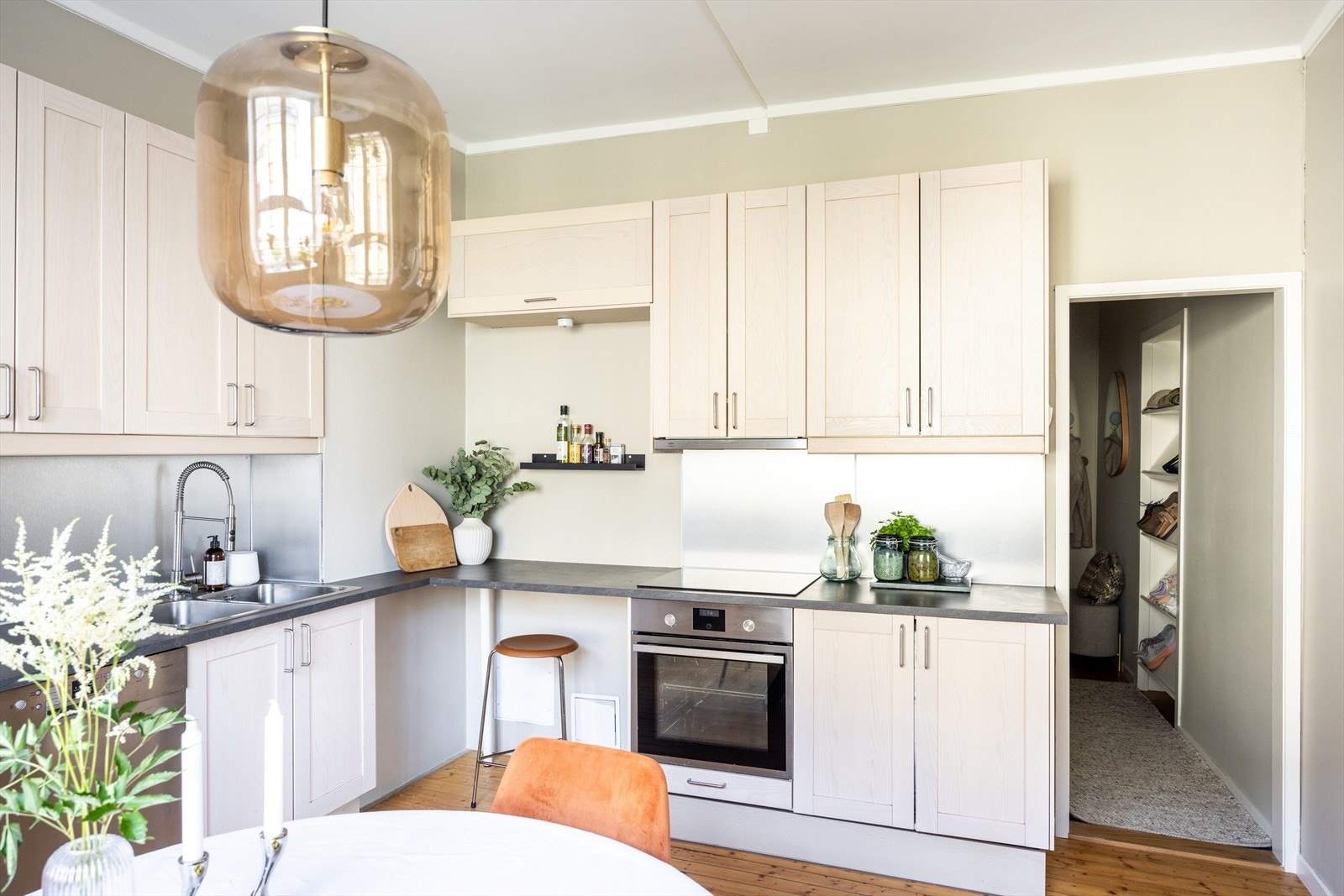 Kjøkkenet er tilpasset på en god måte med rikelig skap- og benkeplass. Galleribilde