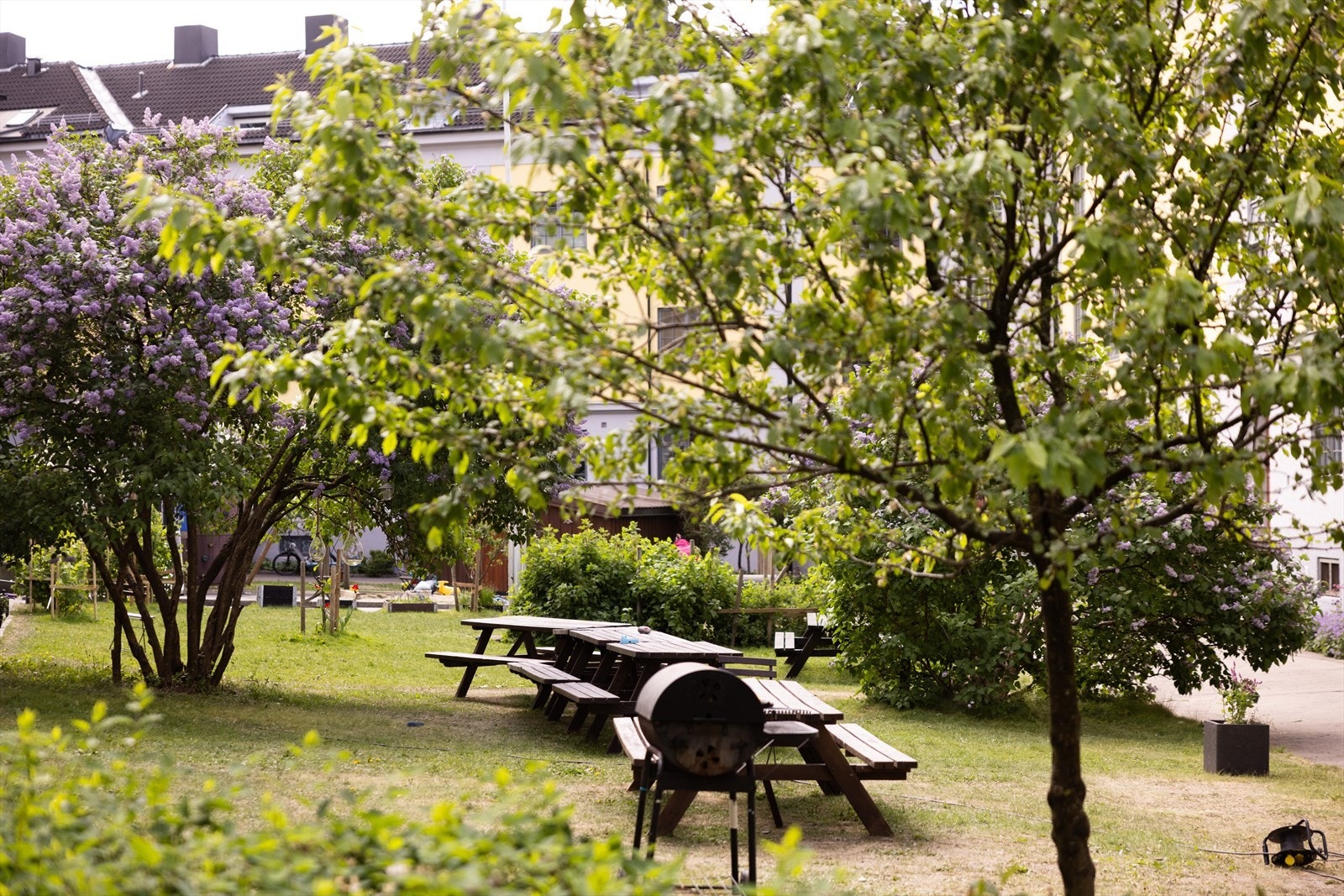 I bakgården er det også sykkelparkering under tak og to store skur til barnevogner. Det er også et eget kjellerrom som brukes til vinterlagring av sykler. Galleribilde