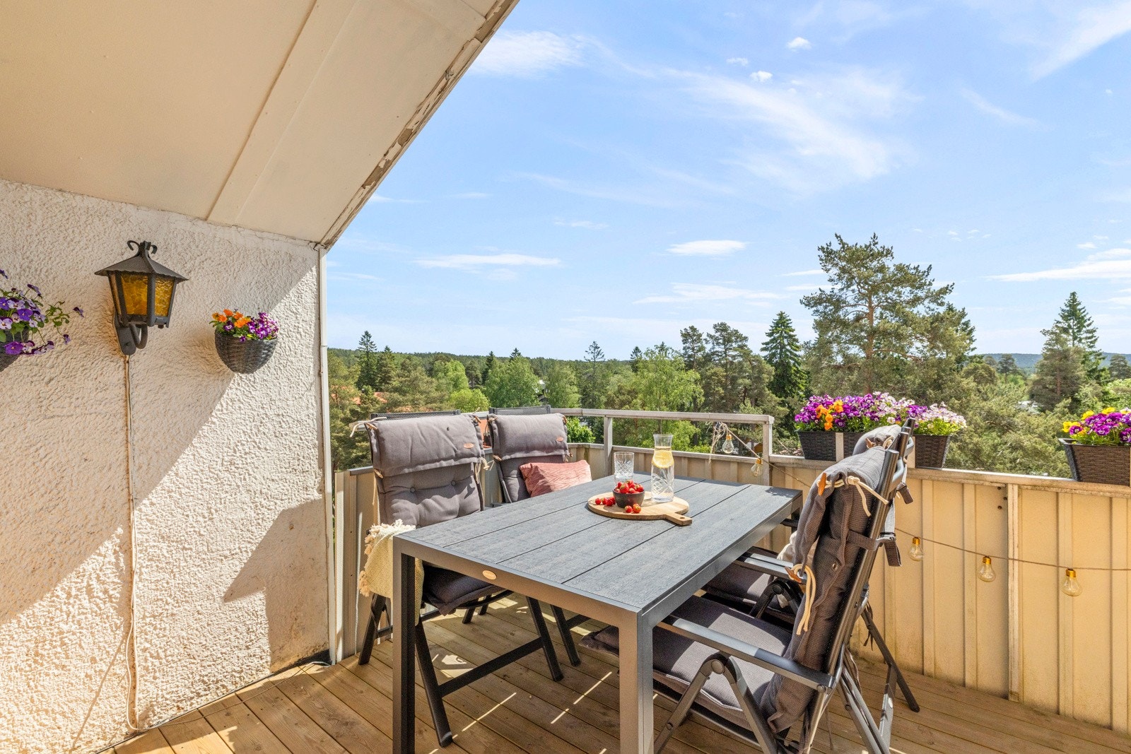 Den har terrassebord som ble byttet i september 2024, noe som gir et friskt og oppgradert preg Galleribilde