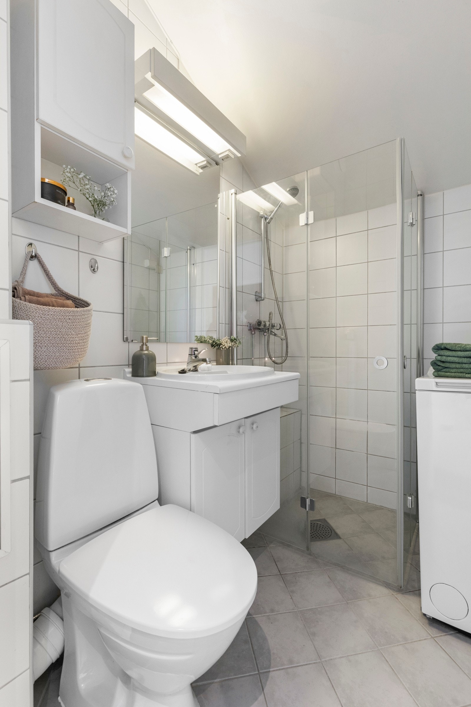 Badet har en romhøyde som varierer fra 1,85 til 2,74 meter, noe som gir fleksibilitet til oppbevaringsløsninger Galleribilde