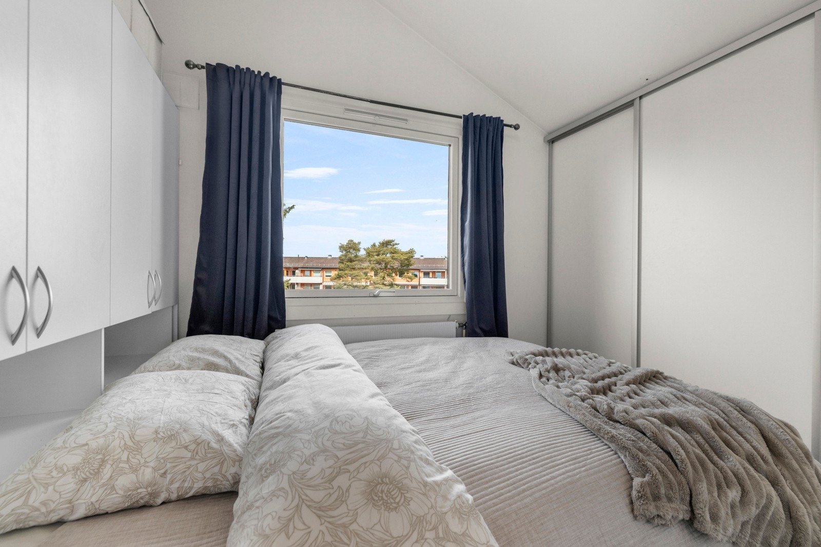 Soverommet har en romslig utforming som gir fleksibilitet i møblering og oppbevaring Galleribilde