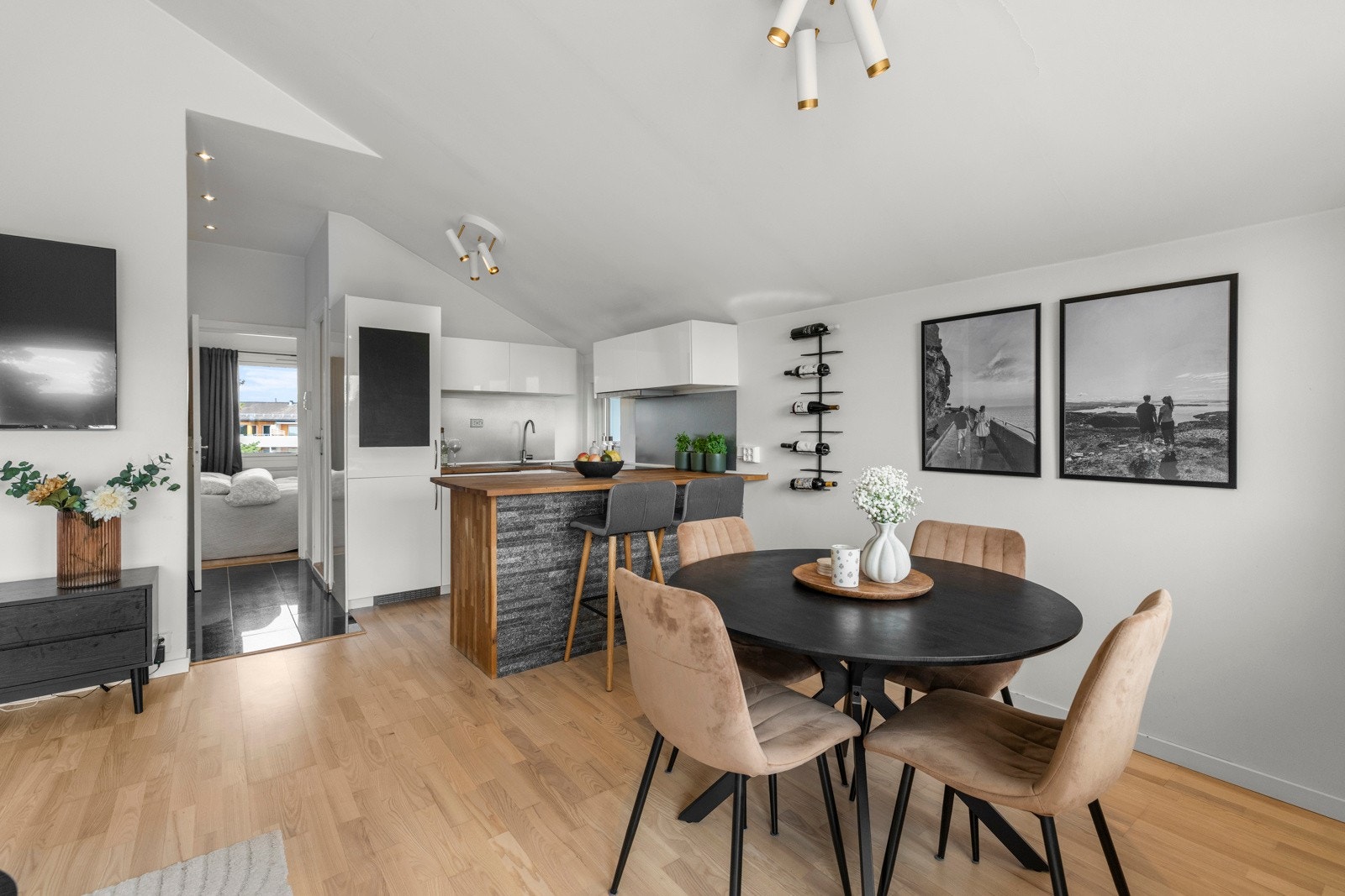 I åpen løsning med stuen ligger kjøkkenet Galleribilde