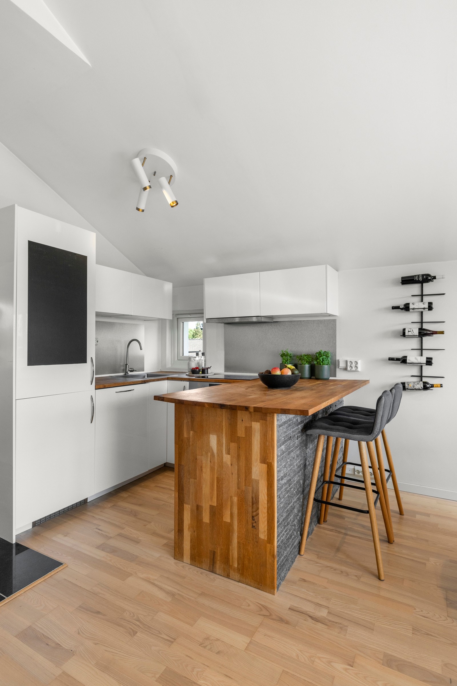 Kjøkkenet har en praktisk og effektiv layout med plassbesparende løsninger Galleribilde