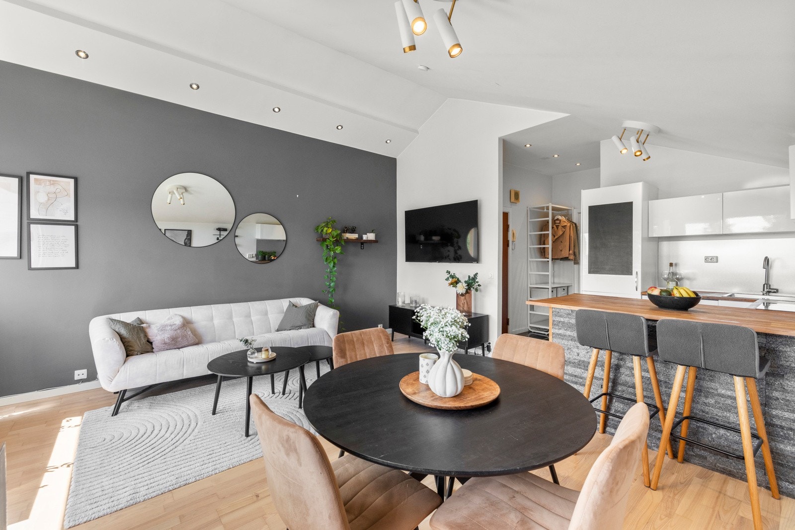 Du kan enkelt innrede med både sofagruppe og spisebord, samtidig som det er plass til andre oppbevaringsløsninger eller et arbeidsområde Galleribilde