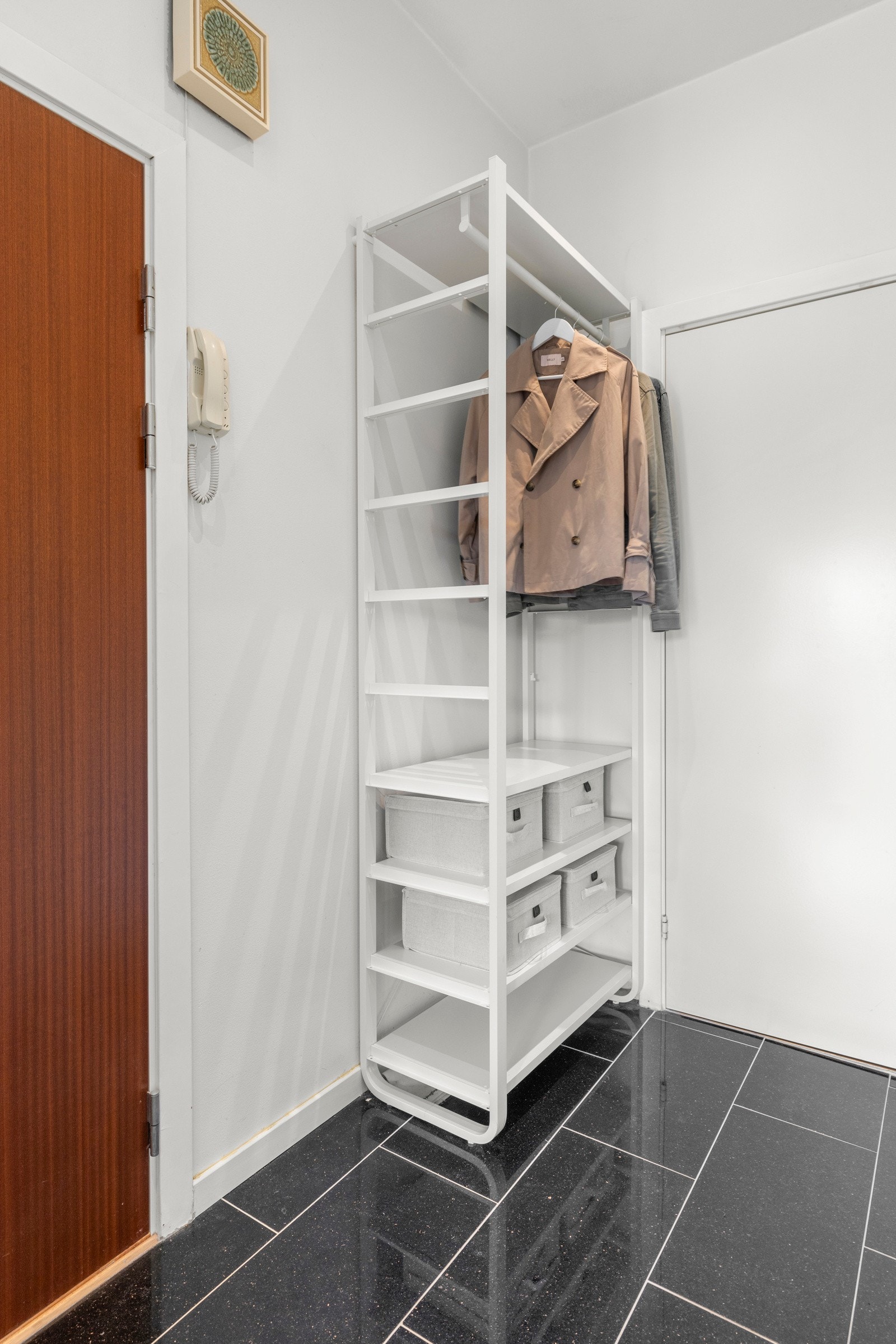 Rommet gir deg plass til oppheng av yttertøy og sko, og har en størrelse som gir mulighet for å tilpasse oppbevaringen etter behov Galleribilde