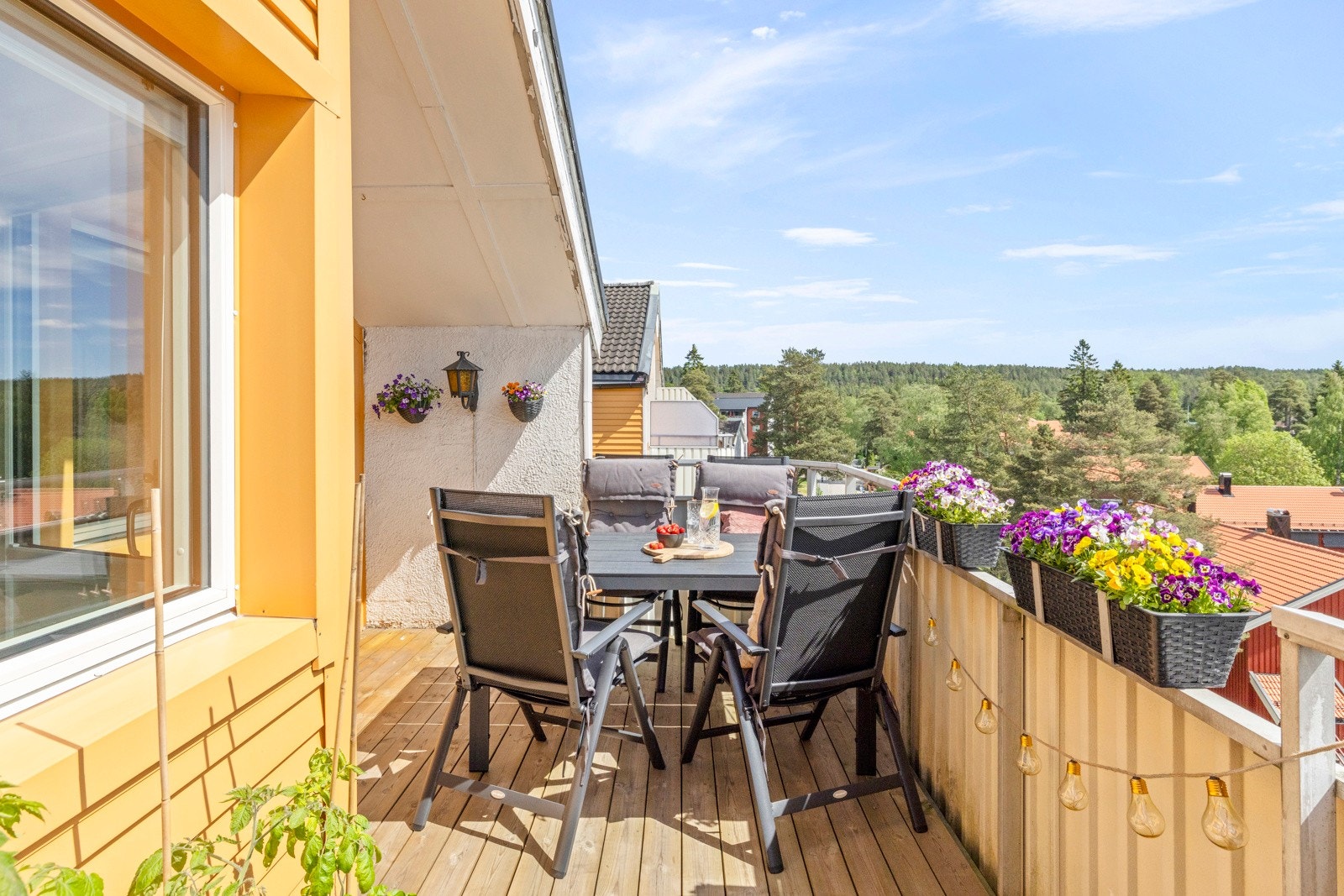 Balkongen har utgang fra stuen og ligger høyt plassert, uten innsyn, og med utsikt til naturen Galleribilde