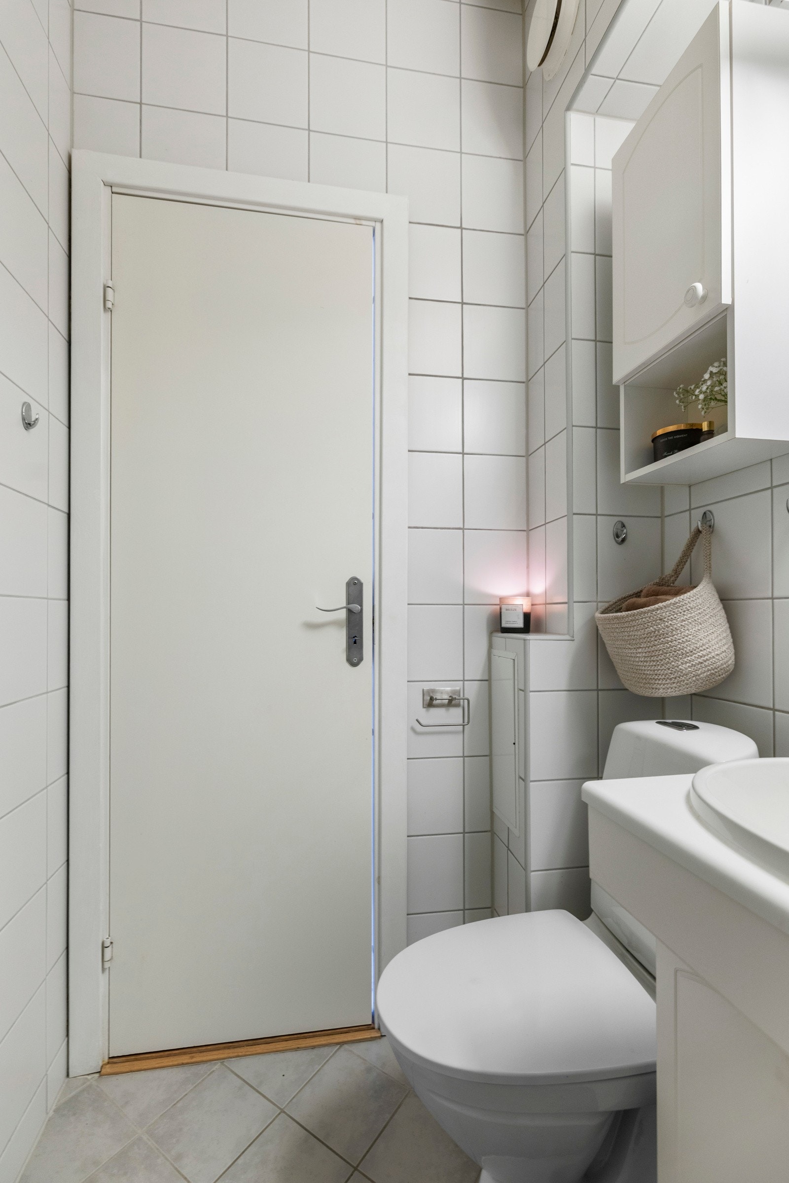 Veggene er flislagt, og taket er malt Galleribilde