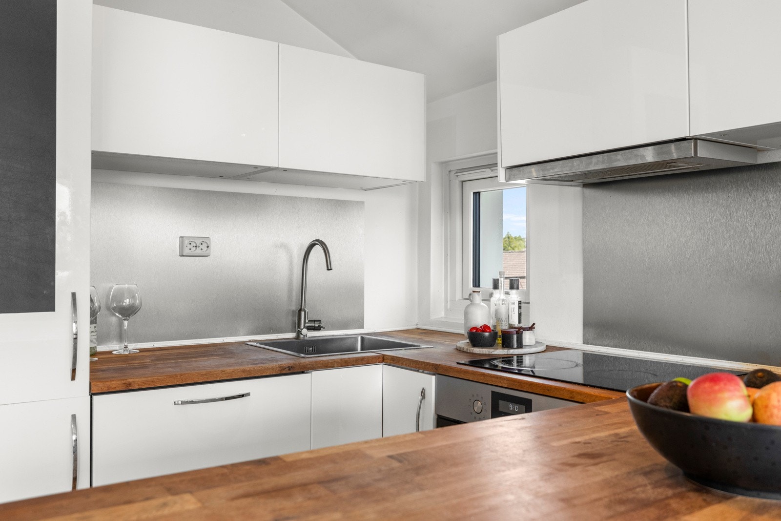 Skap- og skuffeløsningene gir god oppbevaringsplass til kjøkkenutstyr og dagligvarer Galleribilde