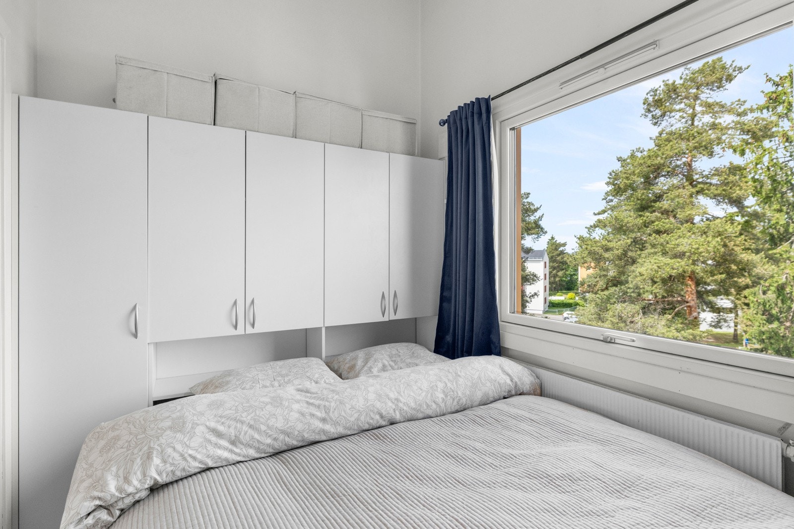 Her er det plass til dobbeltseng og nattbord, med mulighet for ytterligere lagring gjennom garderobeløsninger Galleribilde