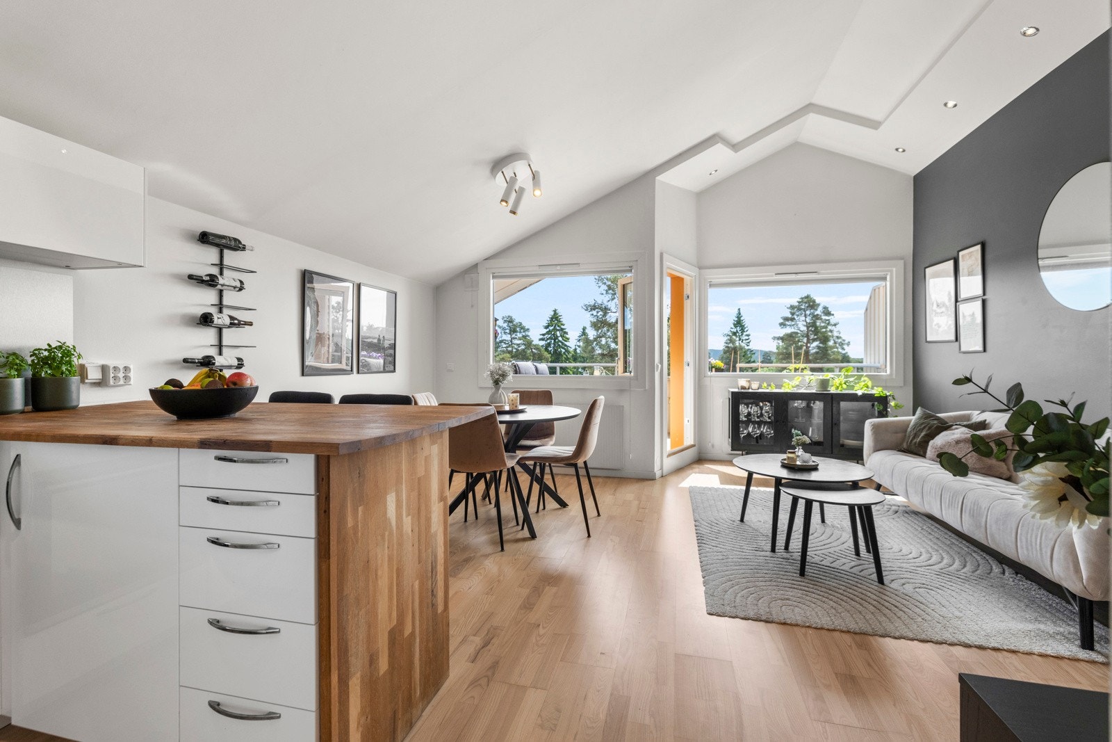 Stuen har en romslig planløsning og en takhøyde på 3,76 meter, noe som gir god plass til ulike møbleringsalternativer Galleribilde