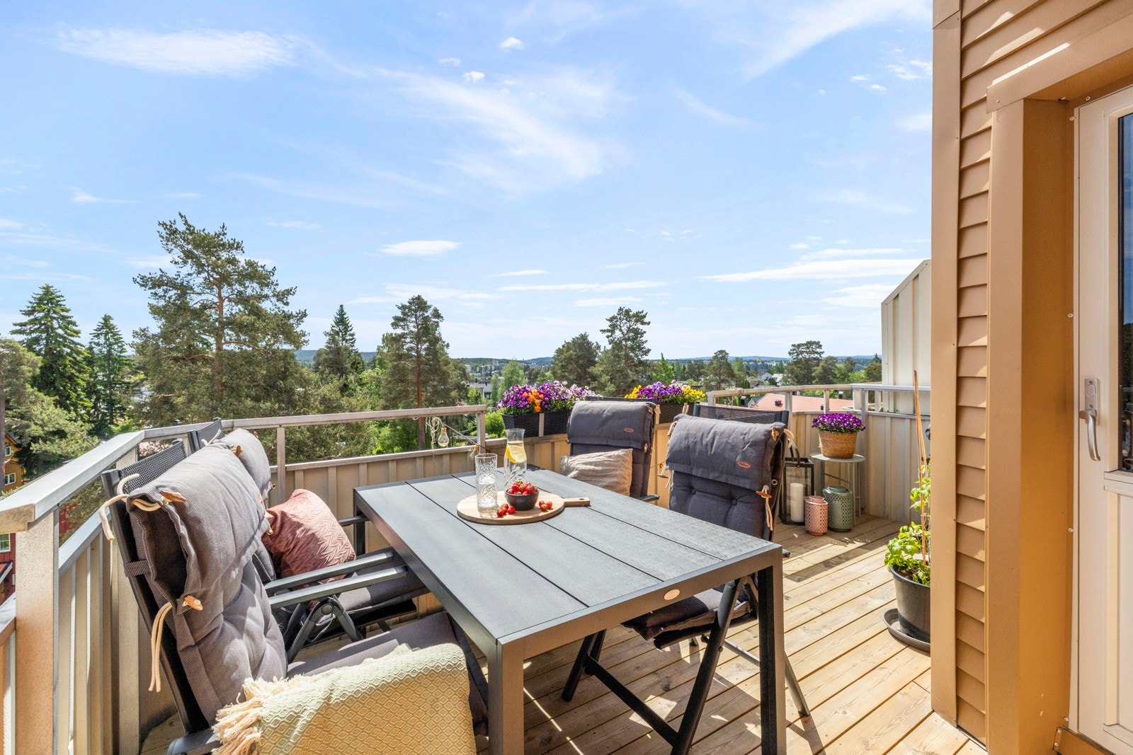 Rekkverket er i stål og forblendet med fasadeplater, noe som gir et moderne uttrykk Galleribilde