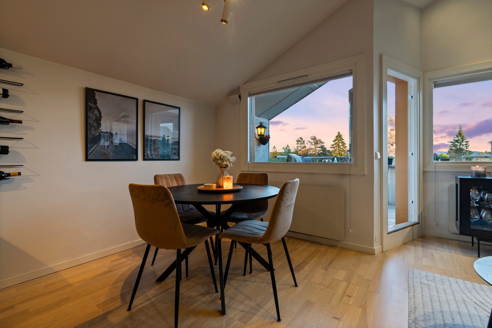 Utgangen til en stor sørvendt balkong på 10 kvm gir praktisk tilgang til uteområdet Galleribilde