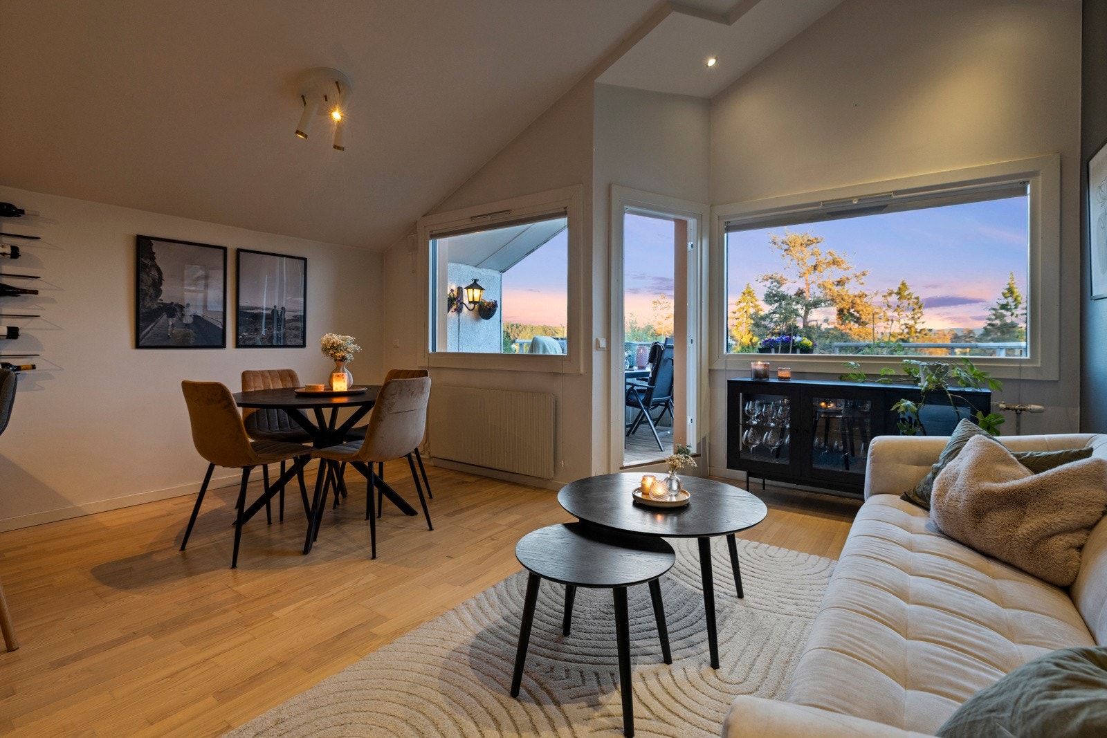 Lyse materialvalg og store vindusflater bidrar til et godt lysinnslipp, som gjør stuen funksjonell både for hverdagsbruk og sosiale sammenkomster Galleribilde