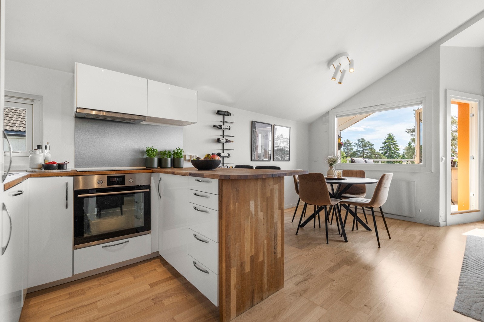 Innredningen består av glatte fronter og en benkeplate i heltre som gir gode arbeidsflater Galleribilde