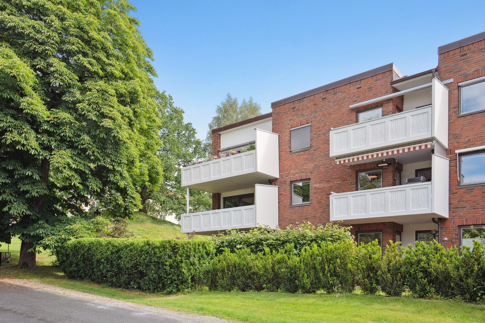 Eierleilighet i byggets 3. etasje (toppetasjen). Det medfølger to biloppstillingsplasser i lukket garasjeanlegg i kjeller. Galleribilde