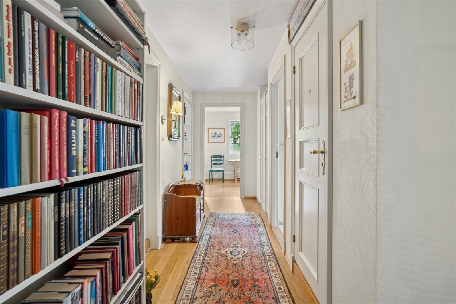 Du ønskes velkommen inn i en lys og innbydende entré. Galleribilde
