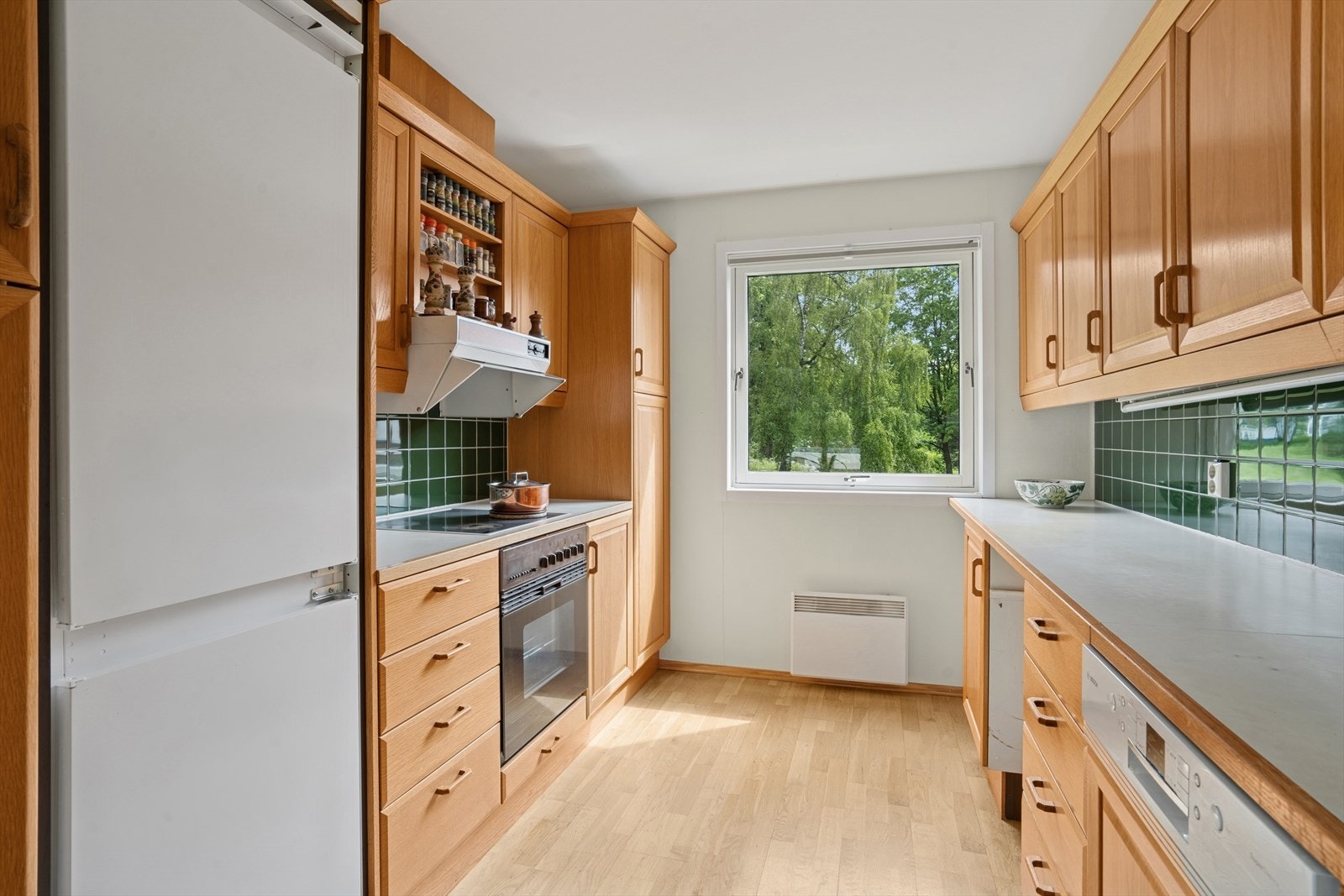 Kjøkkenet er utstyrt med koketopp, stekeovn, oppvaskmaskin og kjøl/frys. Galleribilde