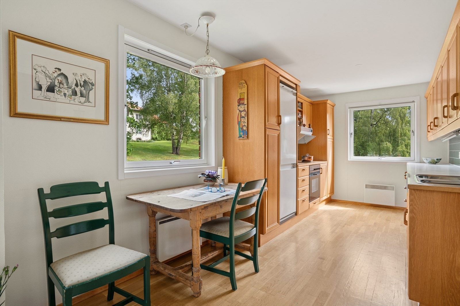 Lyst og trivelig kjøkken med eldre innredning. Plass til spisebord ved vinduet - perfekt for hyggelige måltider i hverdagen. Galleribilde