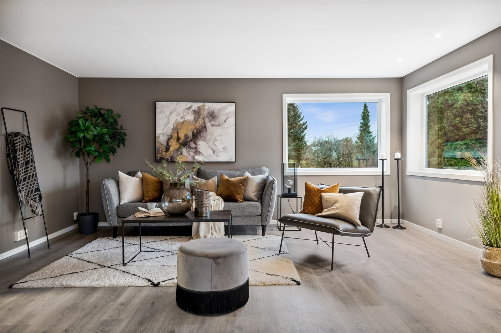 Innbydende stue med plass til stor sofagruppe og flere innredningsmuligheter. Galleribilde