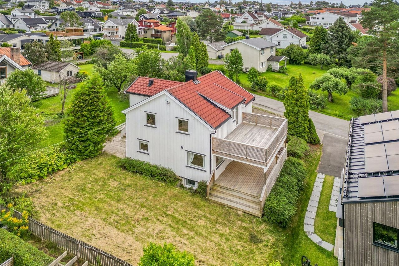 På nordvestsiden av eiendommen er det en romslig og skjermet hage. Store uteområder på terrasser i begge plan. Galleribilde