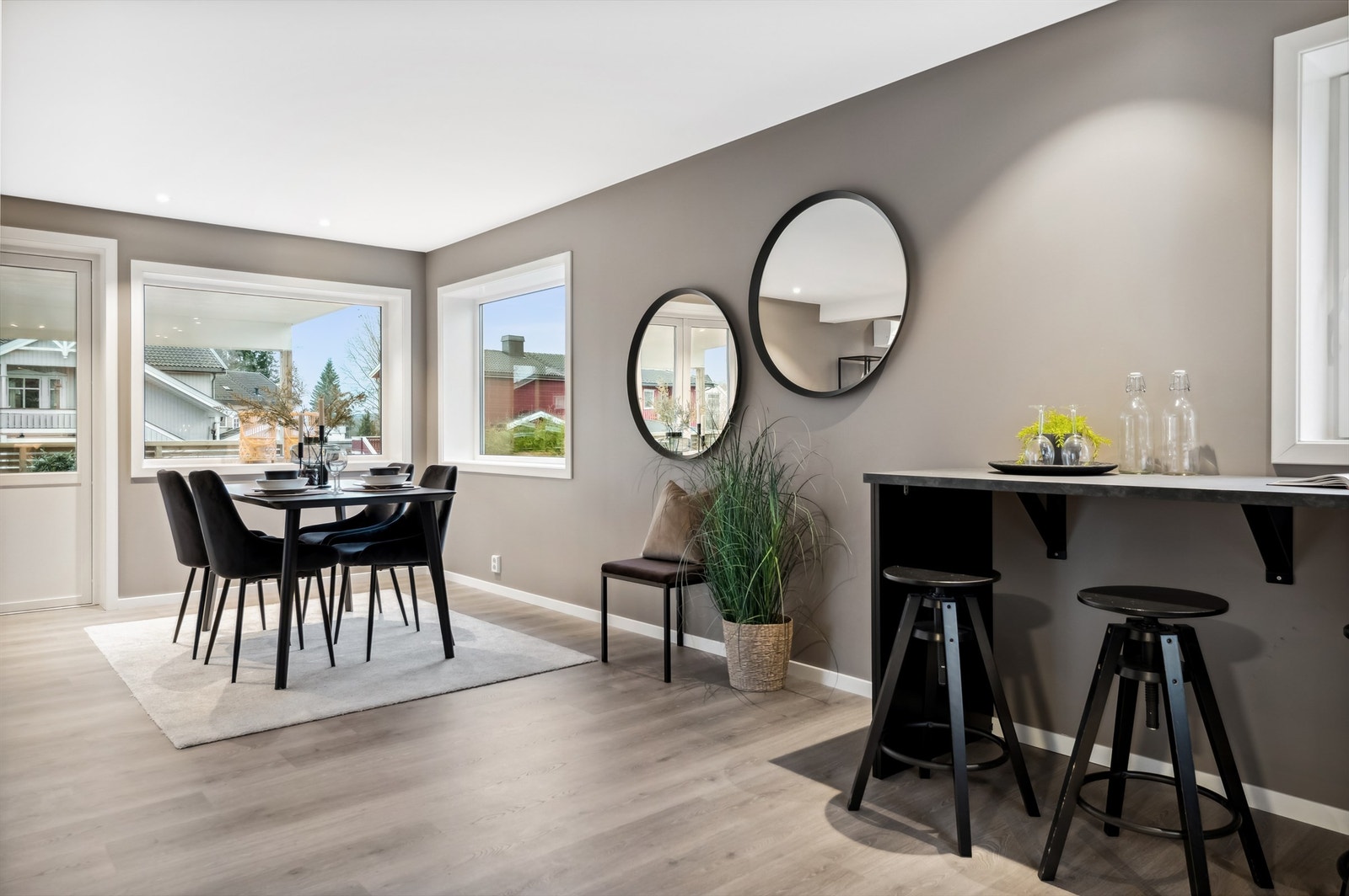 Åpen og sosial sone mellom kjøkken og spisestue - ideelt for både hverdag og fest. Galleribilde