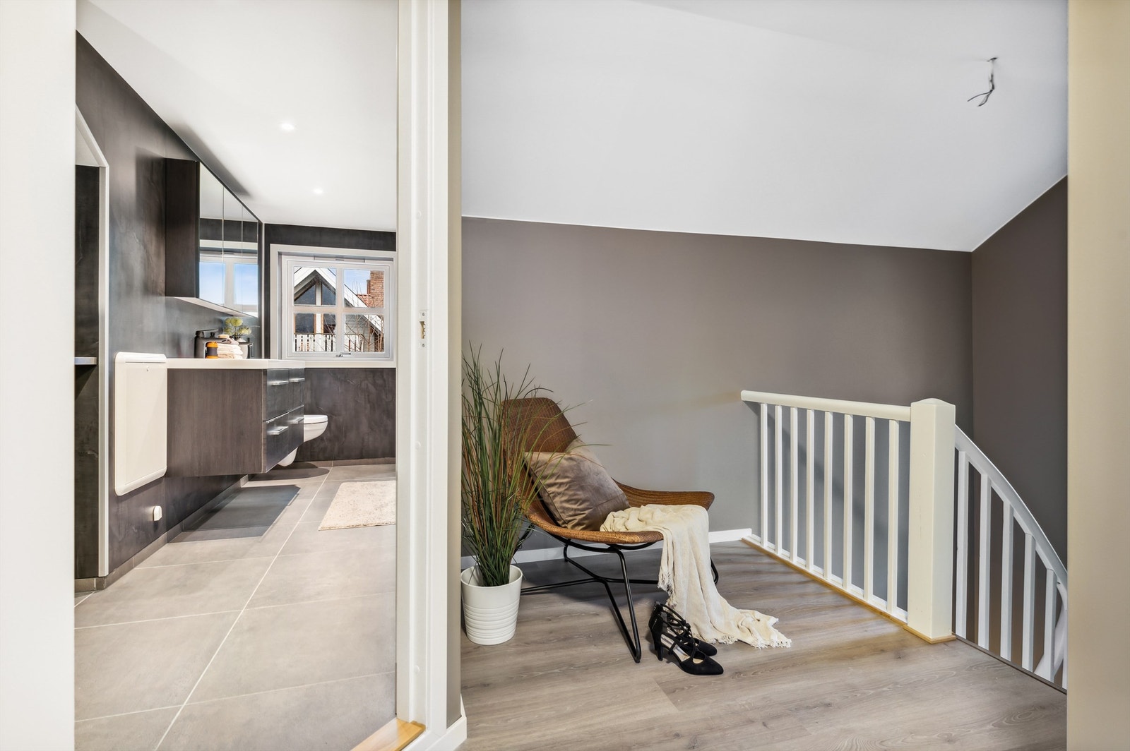 Velkommen opp i 2. etasje! Lys trappeavsats i 2. etasje med plass til en liten lesekrok Galleribilde