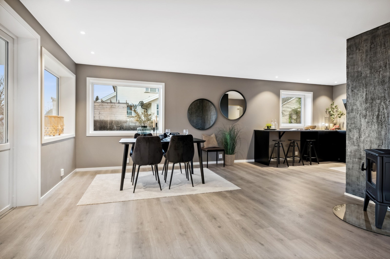 Spisestue i åpen løsning mot stue og kjøkken gir flotte sosiale soner. Galleribilde