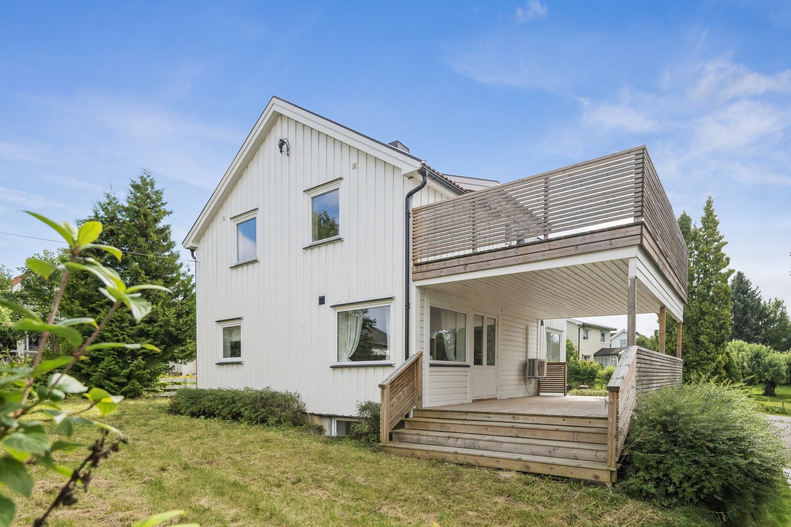 Fasade fra hage mot terrasser. Galleribilde