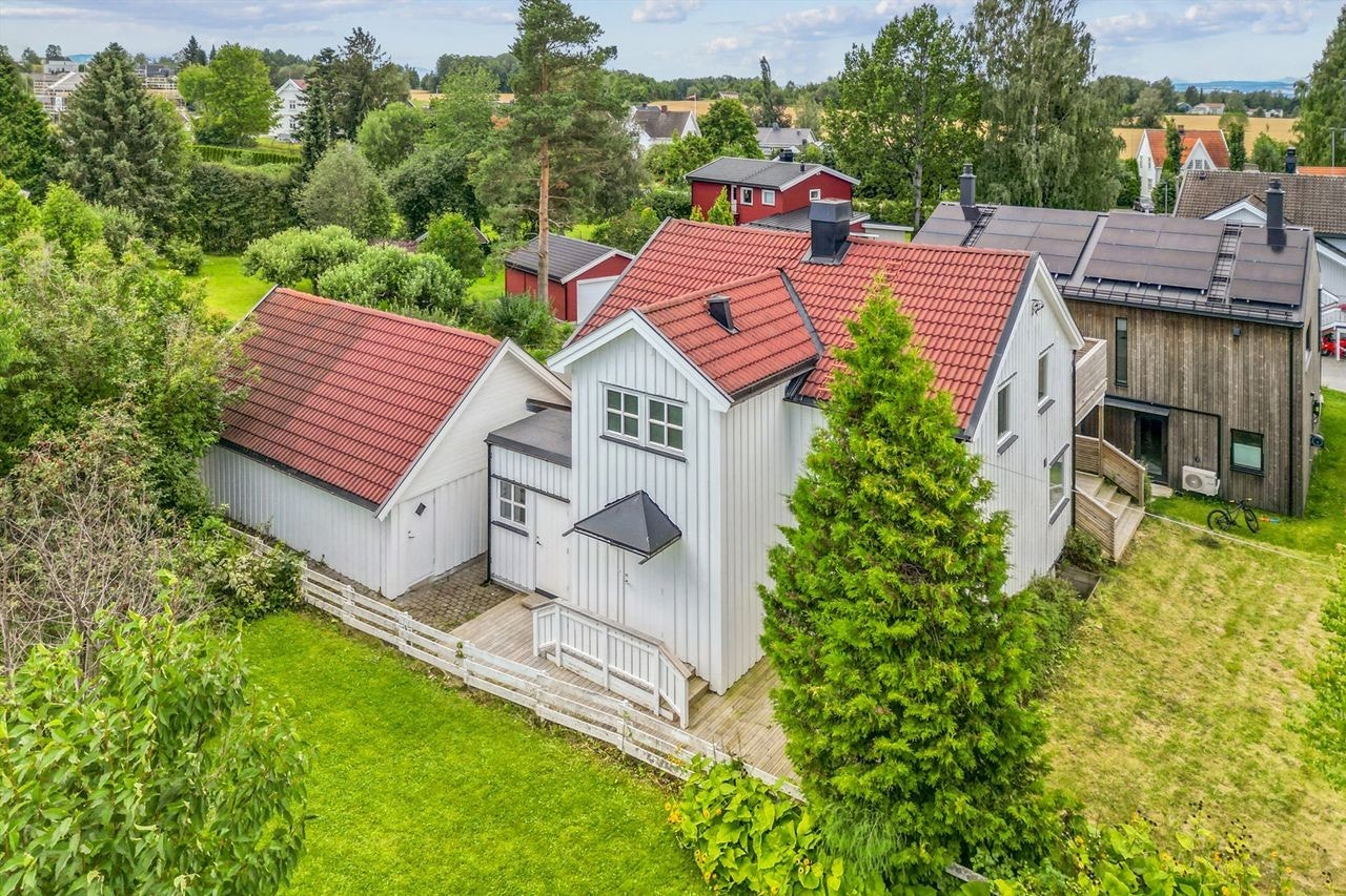 Inngangsparti på baksiden, østsiden av huset. Egen inngangsdør til utleieleilighet i kjeller. Galleribilde