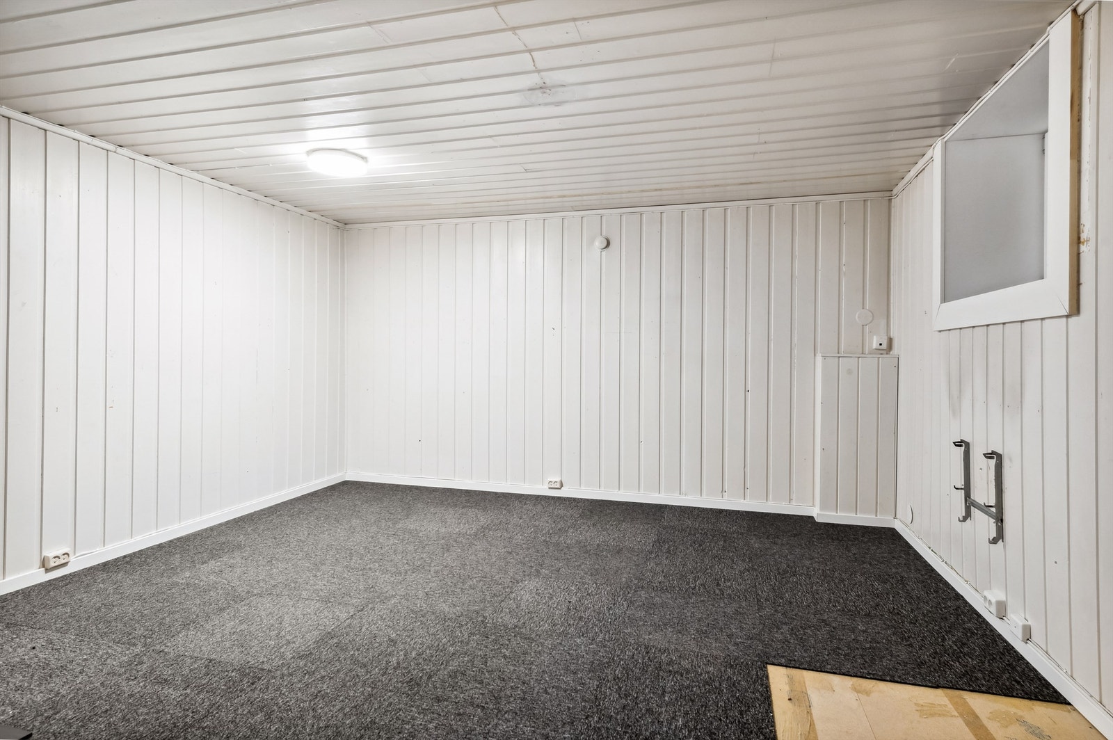 Kjellerstue med panelte vegger - perfekt for TV-kvelder eller ungdomsrom. Galleribilde