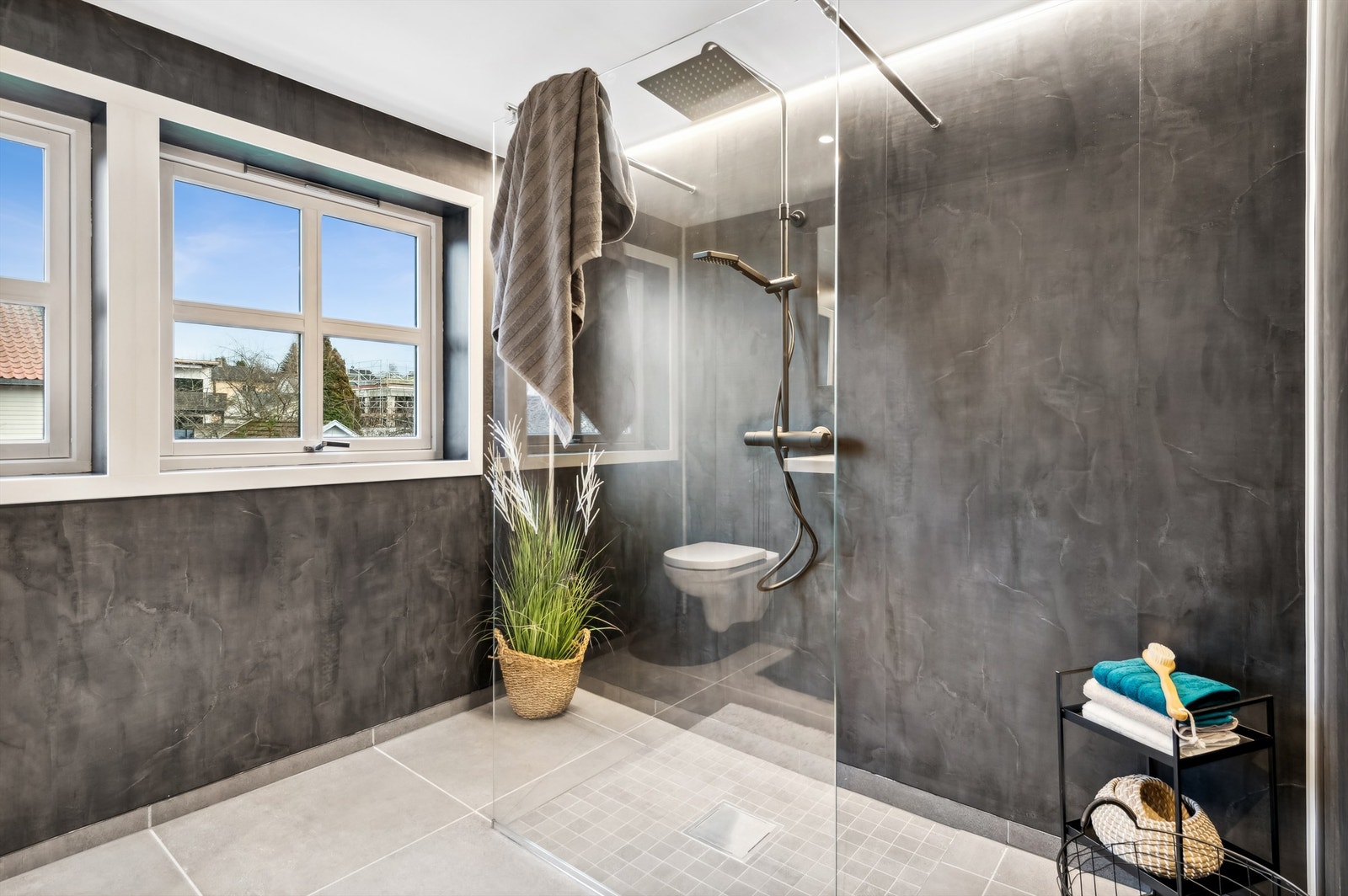 Dusjhjørne med regndusj og tidløse overflater gir spa-følelse i hverdagen. Galleribilde