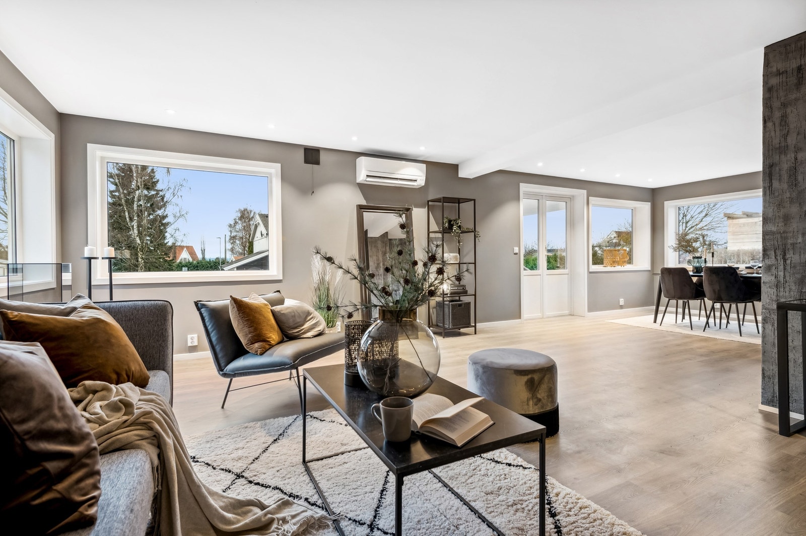 Stue med fleksibel planløsning og store vindusflater for et luftig preg. God plass til flere sittegrupper og stort spisebord Galleribilde