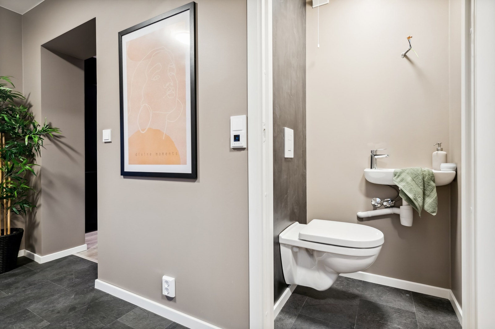 Gjestevennlig toalettrom fra 2022 med vegghengt servant og vegghengt toalett Galleribilde