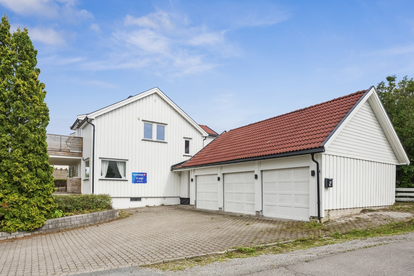 Hellelagt gårdsrom med plass til flere biler, i tillegg til parkering til 3 biler i trippelgarasje. Galleribilde