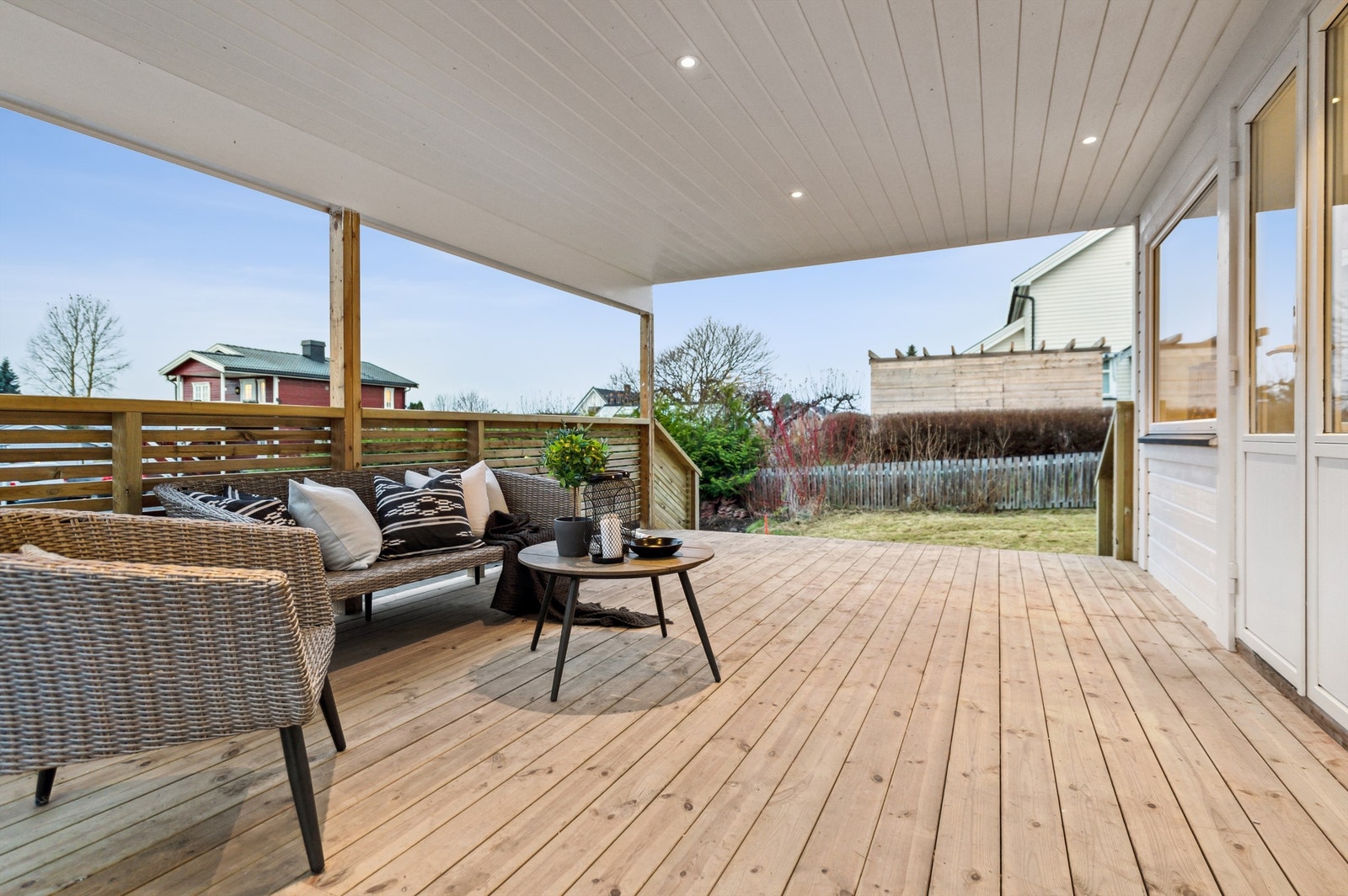 Vestvendt terrasse i 1. etasje på 42m² med delvis takoverbygg for lange sommerkvelder ute. Galleribilde