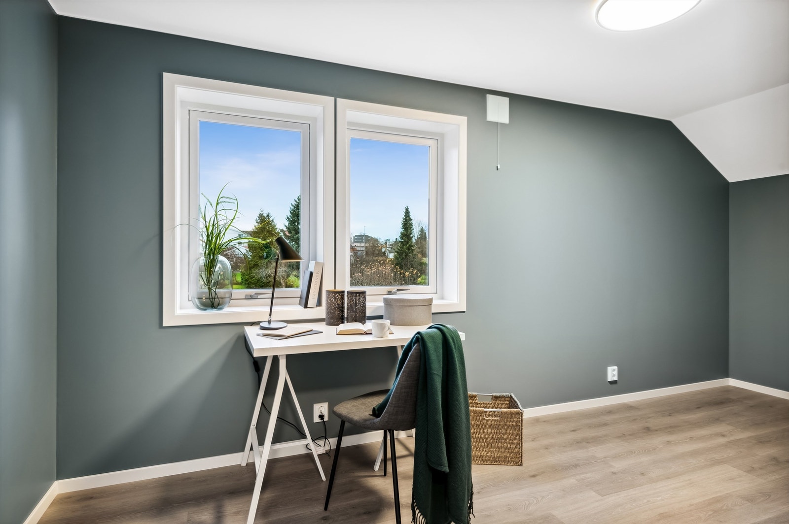 Soverom 2 perfekt til hjemmekontor eller studier, med fleksibel innredningsmulighet. Galleribilde