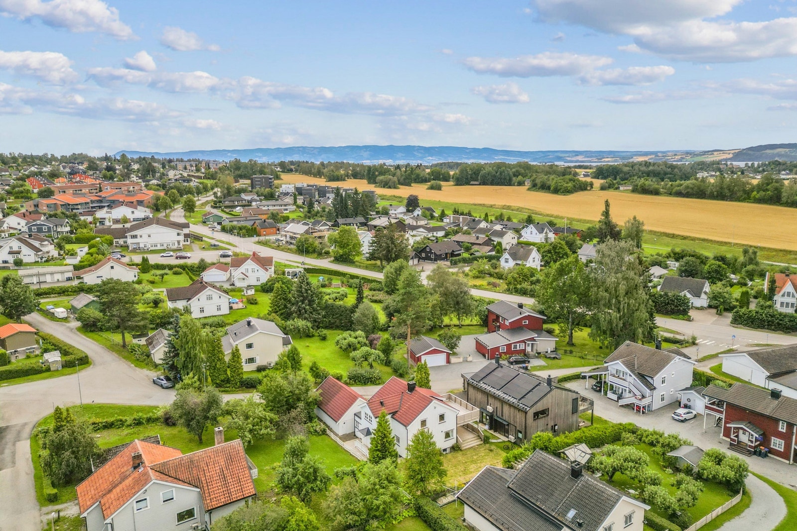 Eiendommen ligger i Idrettsvegen 4C, en kort avstikker fra gamle riksvei 222. Galleribilde