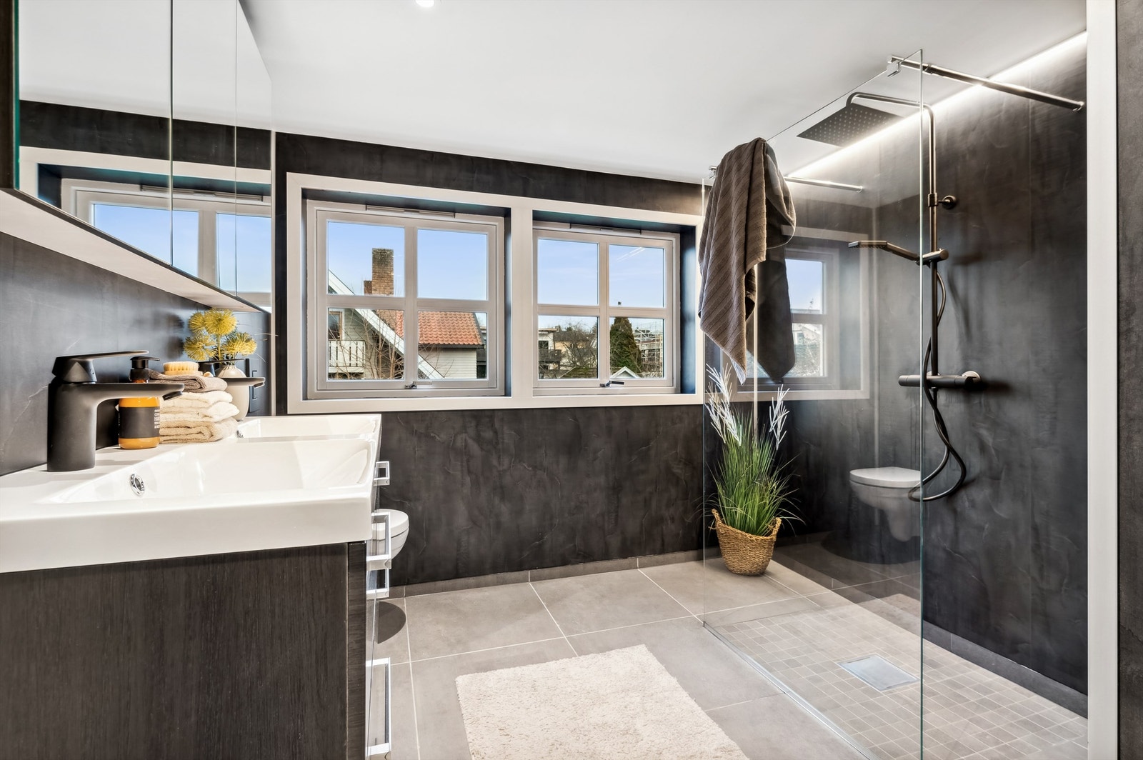 Lekkert og romlig familie bad i 2. etasje totalrenovert i 2022 med varmekabler og delikate valg på fliser, farger og utsyr Galleribilde