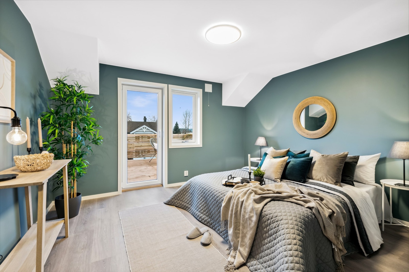 Romslig hovedsoverom med direkte utgang til vestvendt balkong på 24m². Galleribilde