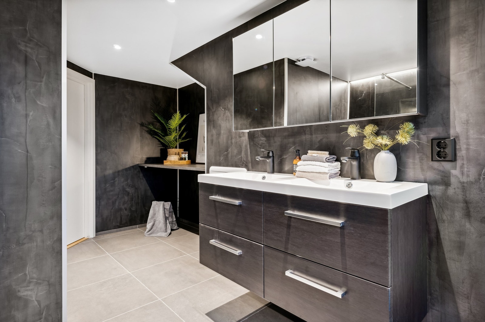 Bad i 2. etasje med dobbelservant og romslige oppbevaringsløsninger. Galleribilde