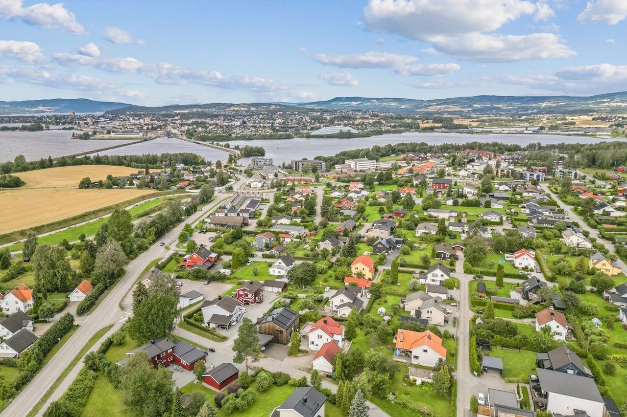 EIendommen ligger i et veletablert boligområde med hovedsakelig småhusbebyggelse. Galleribilde