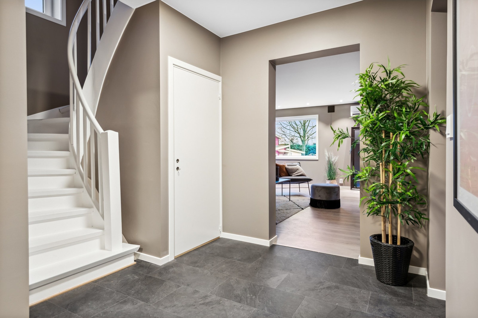 Entré med trapp i trekonstruksjon - elegant og solid utførelse. Galleribilde