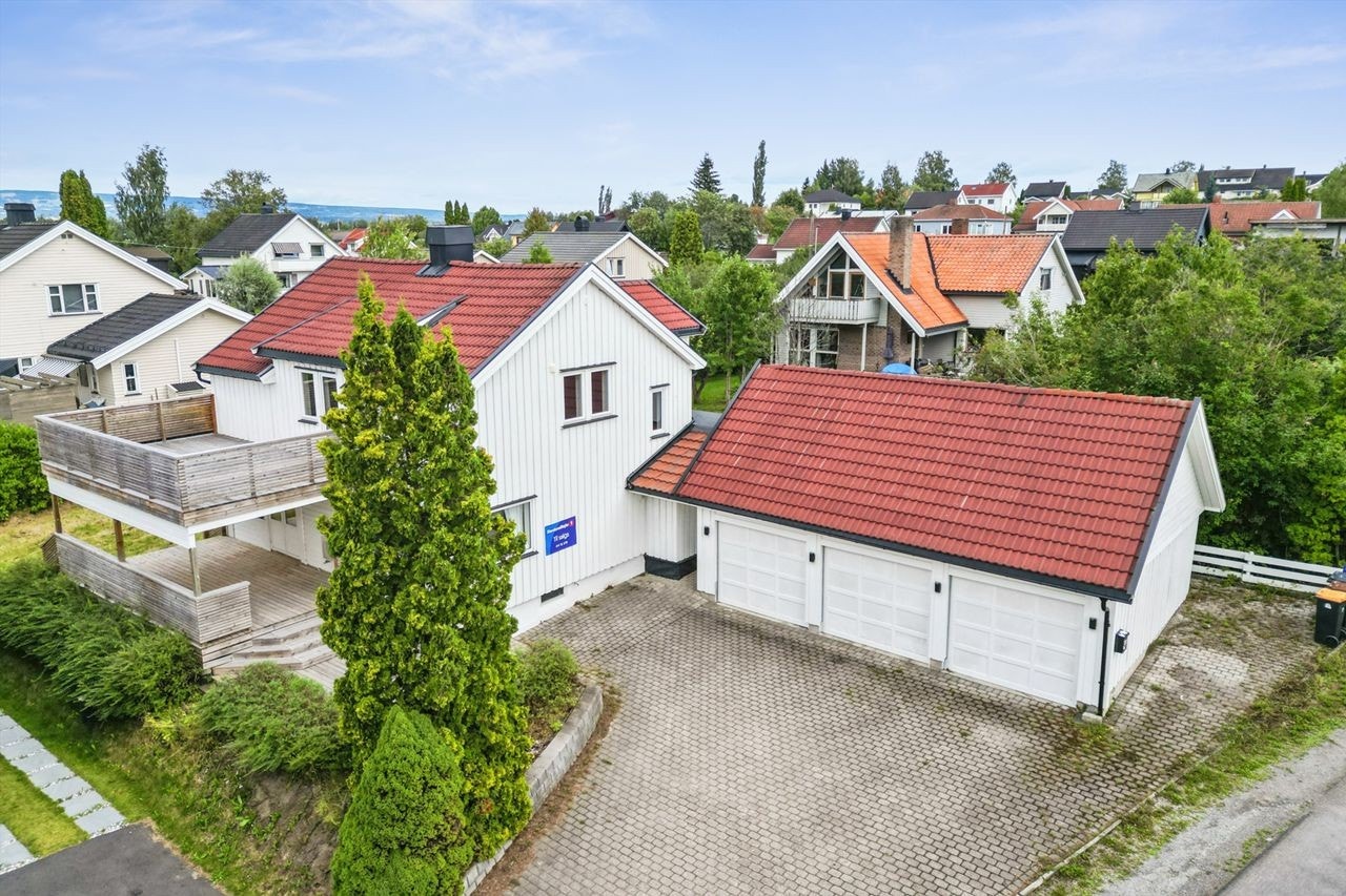 Innholdsrik eiendom med trippelgarasje! Galleribilde