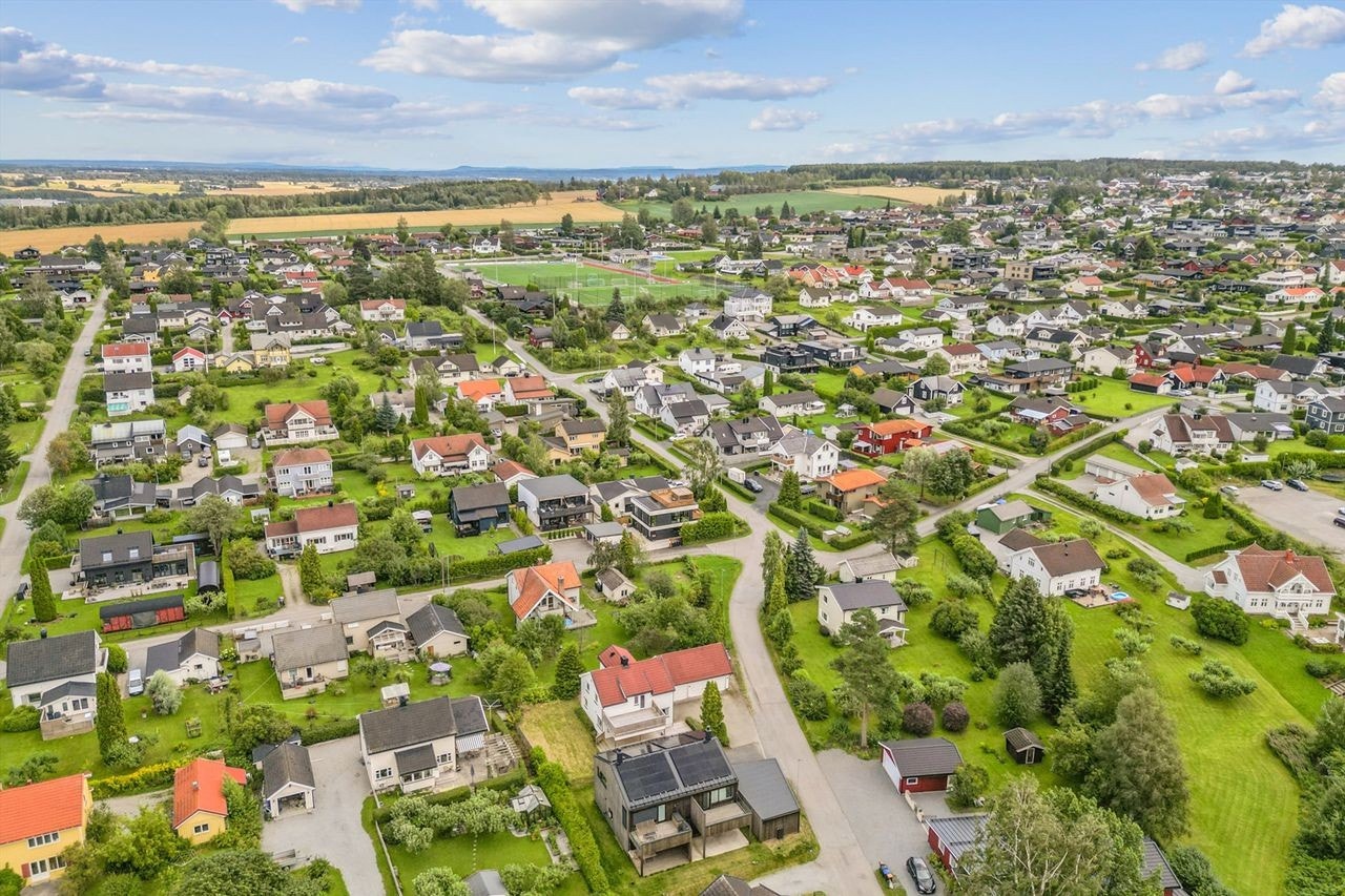 Kort gangavstand til Ottestad Idrettspark, like øst for eiendommen! Galleribilde